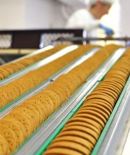 Como um ERP ajuda no controle de custos na produção de biscoitos?